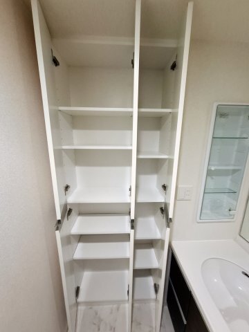 拡大写真:甲子園三番町ハイツ 1階110の洗面所収納