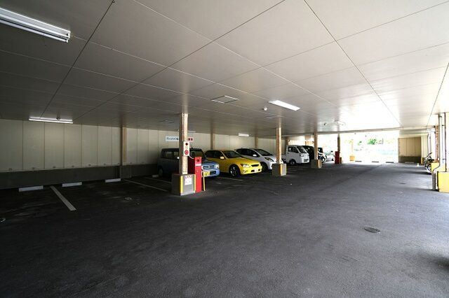 拡大写真:グリーンハイツ松本 5階501の駐車場があるので、車を買う予定の方も安心です