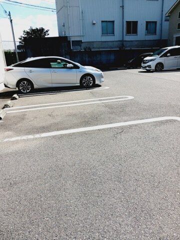 拡大写真:メゾン・ド・リアンⅥ 2階206の駐車場に車を止められます