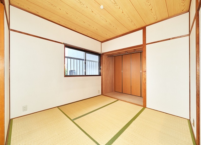 拡大写真:グリーンハイツ松本 5階501の4.5帖和室。収納の襖は補修の為取り外しています。