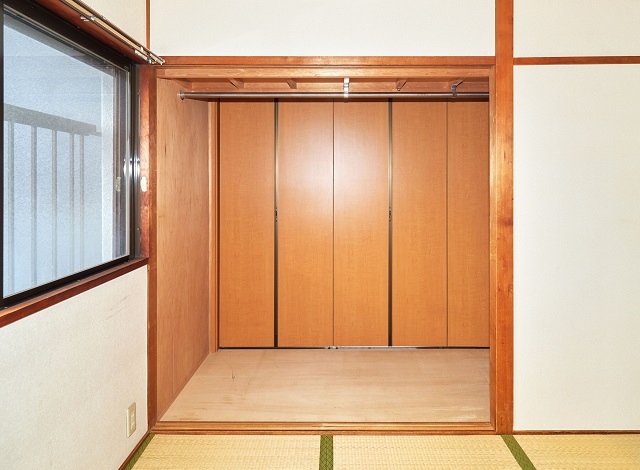 拡大写真:グリーンハイツ松本 5階501の和室の収納は隣の6帖洋室と共用のウォークスルークローゼットで