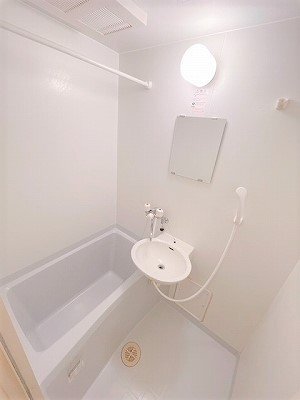 拡大写真:レオパレス曙 3階301のゆったり過ごせるお風呂です
