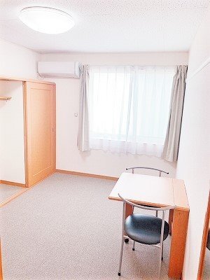 拡大写真:レオパレスパーク 2階201のゆったり過ごせる居間です