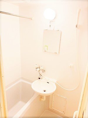 拡大写真:レオパレスパーク 2階201のお風呂で日々の疲れを落としましょう