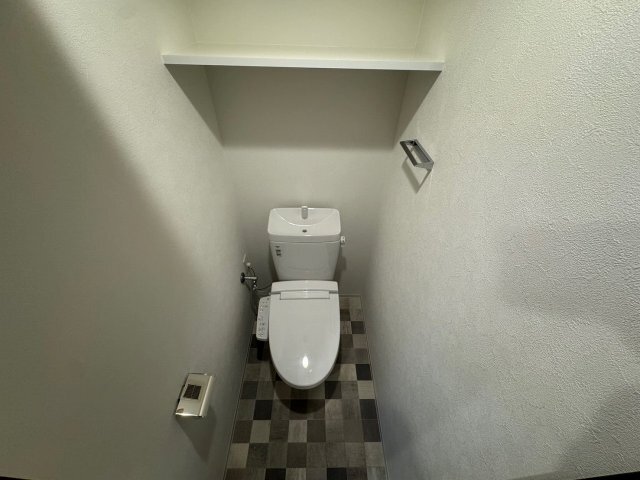 拡大写真:GENOVIA神戸湊川公園 10階1003のシンプルで使いやすいトイレです