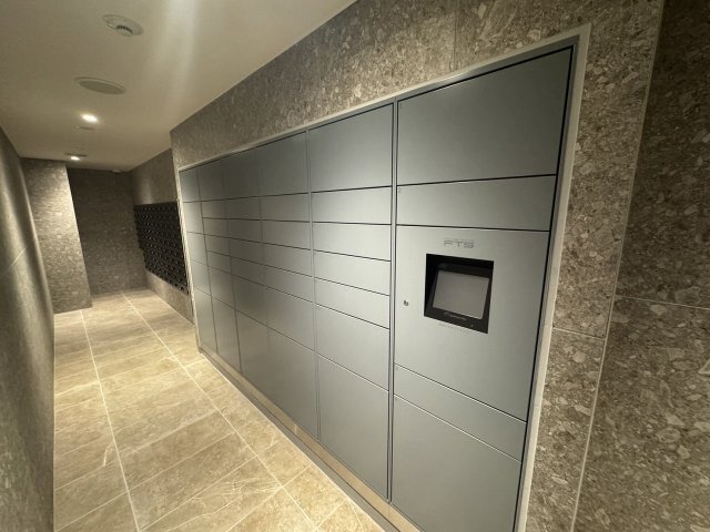 拡大写真:GENOVIA神戸湊川公園 10階1003の宅配ボックス完備