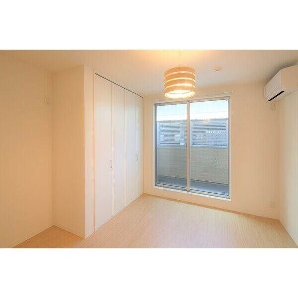 拡大写真:IDCTHE CITY 塩屋 3階301の使いやすいリビングです