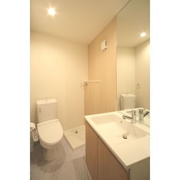 拡大写真:IDCTHE CITY 塩屋 3階301のシンプルで使いやすいトイレです