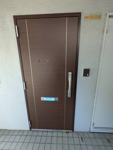 拡大写真:ライオンズマンション西江井ヶ島 1階102の明るい玄関です