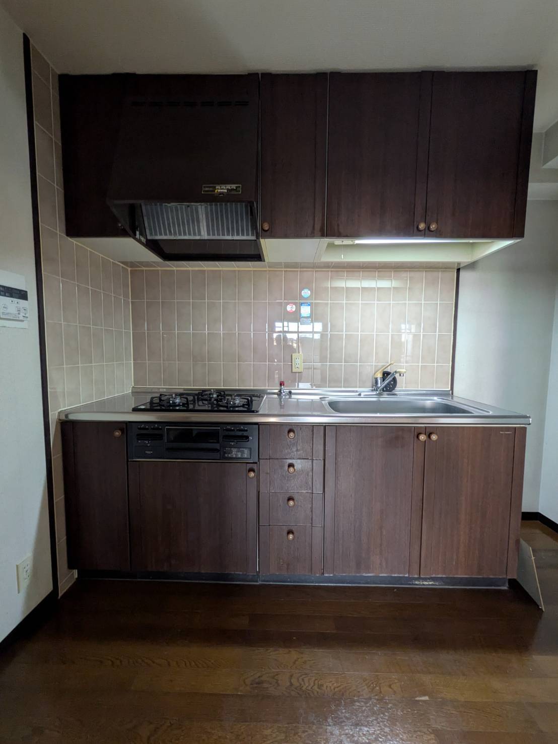 拡大写真:ライオンズマンション西江井ヶ島 1階102のキッチンでお料理をお楽しみください