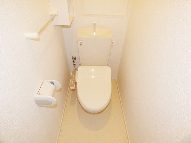 拡大写真:サージェ林 Ⅰ・A 2階203のコンパクトで使いやすいトイレです