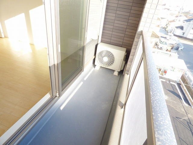 拡大写真:サージェ林 Ⅰ・A 2階203の暖かな日差しのふりそそぐバルコニー
