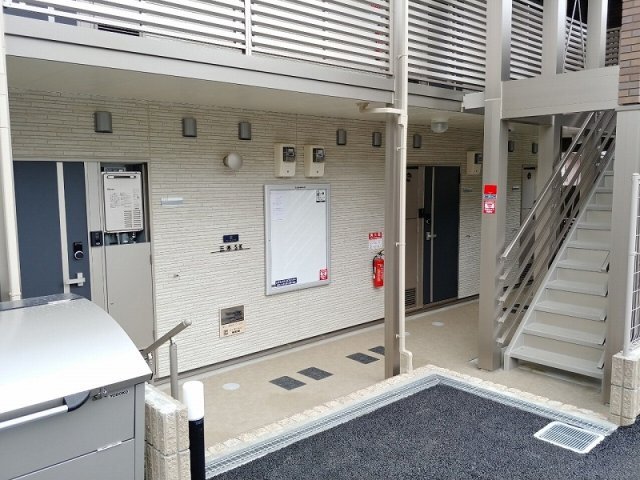 拡大写真:クレイノ三木SK 2階201の共用スペース(掲示板・階段)