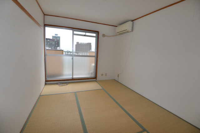 拡大写真:三葉ハイツ 4階405の内装は落ち着いています
