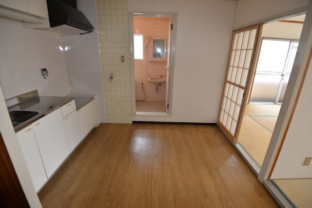 拡大写真:三葉ハイツ 4階405のこちらの居間で趣味の時間をお楽しみください