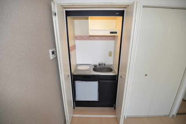 拡大写真:パークプラザ鷹取 5階504のキッチンでお料理をお楽しみください