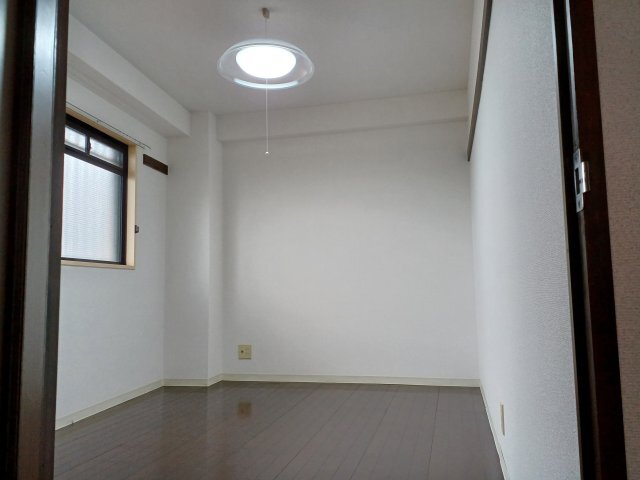 拡大写真:セオコート明石Ⅱ号棟 3階203の広々とした洋室です