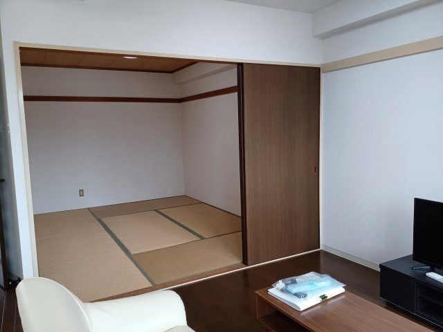 拡大写真:セオコート明石Ⅱ号棟 3階203の落ち着いた雰囲気の和室付きです