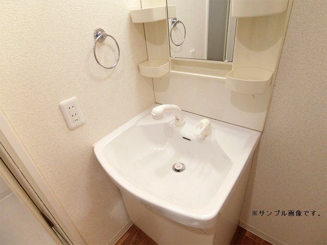 拡大写真:アドバンス三宮Ⅳルシール 2階205の明るい室内です