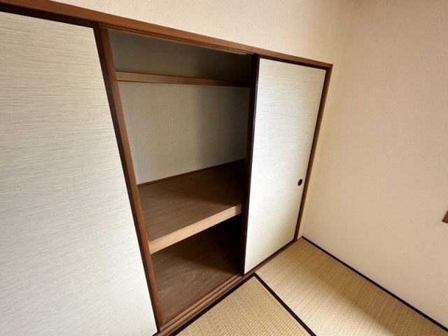 拡大写真:ハイツ中島 2階202の和室の収納です ※同マンション別室画像です
