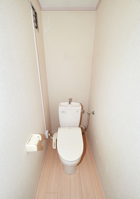 拡大写真:グリーンヒル名谷 3階302の温水洗浄便座
