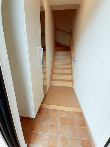 拡大写真:リヴェールコートⅢ 2階201の明るい玄関です