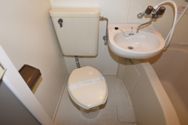 拡大写真:ユニハイム神戸 5階505の清潔感のあるトイレです
