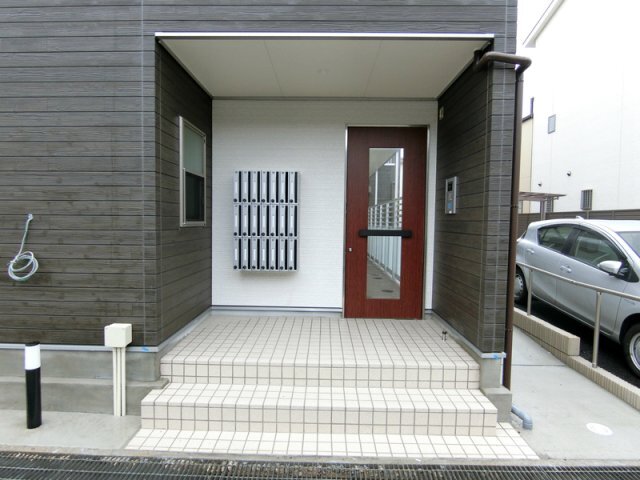 拡大写真：リブリ・芦原通 3階302の落ち着いたエントランスです