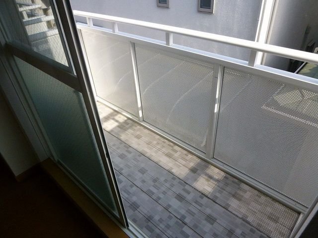 拡大写真:アーバンライフ 2階205の開放的で明るい空間を演出してくれるバルコニーです