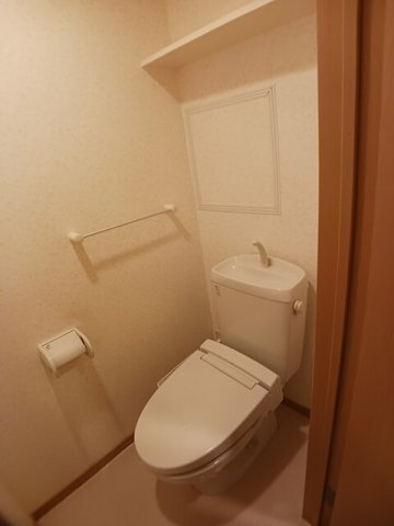 拡大写真:セイバリー仁川 1階102のコンパクトで使いやすいトイレです