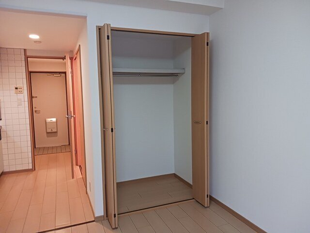 拡大写真:セイバリー仁川 1階102のたっぷりとした収納スペースです