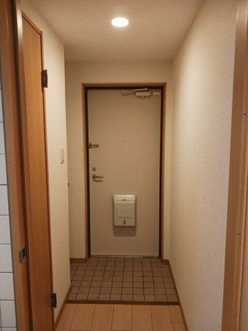 拡大写真:セイバリー仁川 1階102の収納もある玄関です