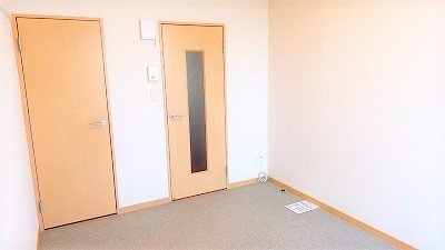 拡大写真:レオパレスデイジーヴィラ 3階306のこちらの居間で趣味の時間をお楽しみください