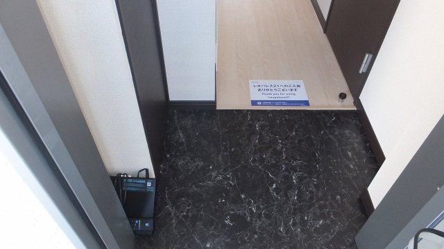 拡大写真:レオネクスト御影中町 3階302の明るい玄関です