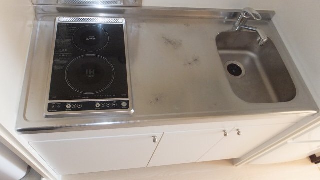 拡大写真:レオネクスト御影中町 3階302のコンパクトなキッチンで掃除もラクラク