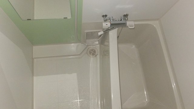 拡大写真:レオネクスト御影中町 3階302の使いやすいお風呂です