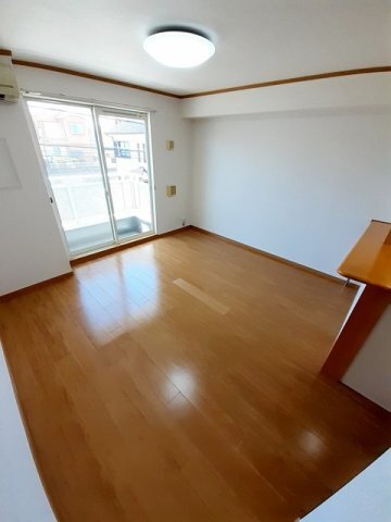 拡大写真:SUN BREEZE B 2階202のゆったりとしたリビングです