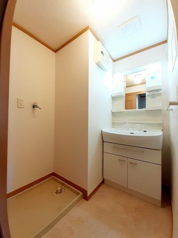 拡大写真:SUN BREEZE B 2階202の明るい洗面所です