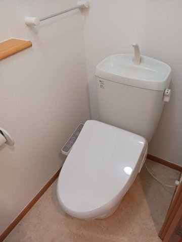 拡大写真:SUN BREEZE B 2階202の落ち着いたトイレです