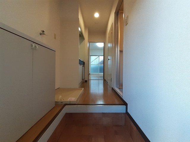 拡大写真:ア-ジュ・ド・アヤハ 1階101のゆったりとした玄関です