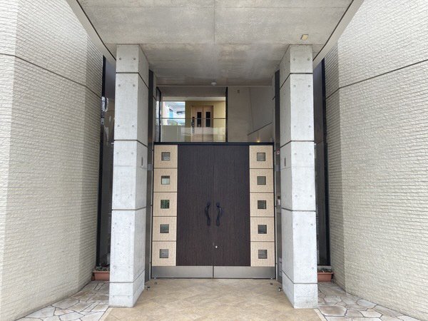 拡大写真：アロハ海岸通 4階403のゆとりのあるエントランスです