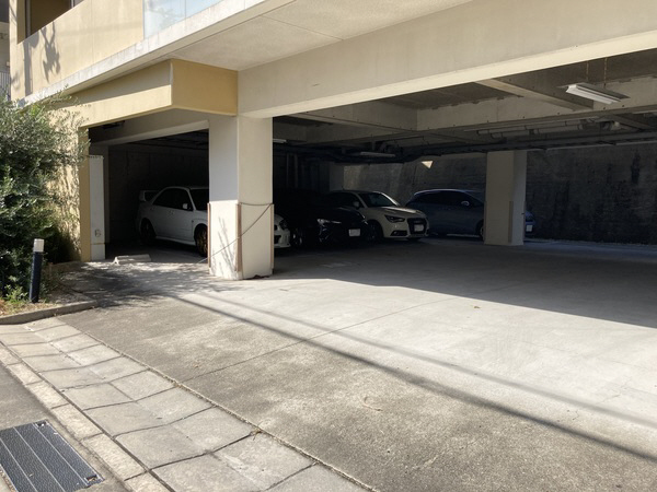 拡大写真：アロハ海岸通 4階403のバイク置き場