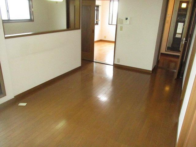 拡大写真:フレグラント野崎 3階302の明るい室内です
