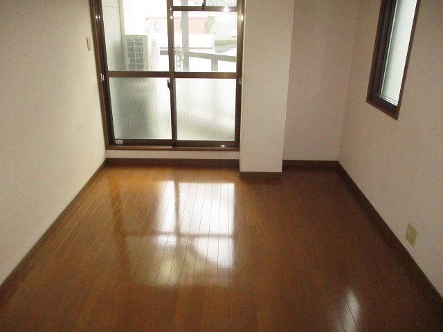 拡大写真:フレグラント野崎 3階302の使い勝手のいい寝室です