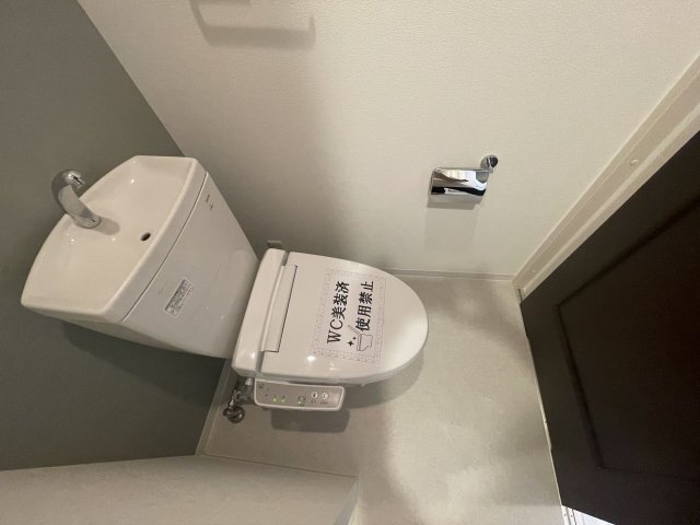 拡大写真:ラ・ウェゾン湊川公園 4階402の清潔感のあるトイレです