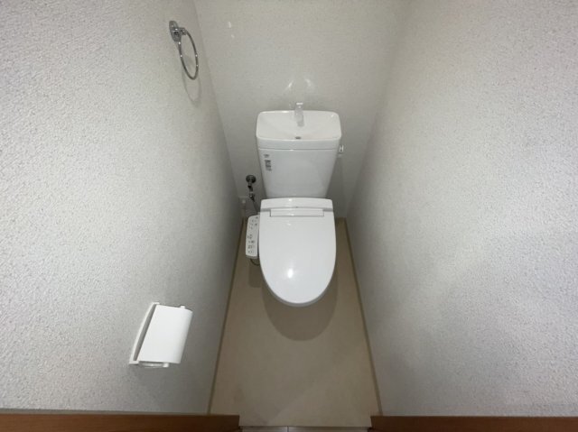 拡大写真:ときわ上筒井レクラン 2階202の落ち着いたトイレです