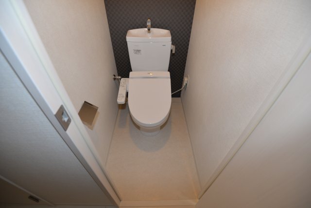 拡大写真:エスプレイス神戸ウエストゲート 7階706の落ち着いたトイレです