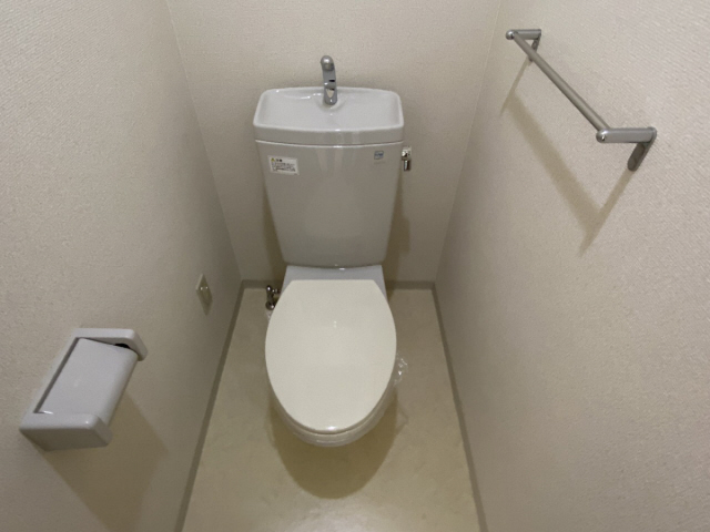 拡大写真:レシェンテ六甲 3階305のゆったりとした空間のトイレです
