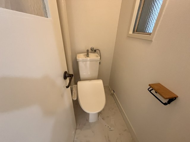 拡大写真:渦が森コーポ6号館 3階3の落ち着いた色調のトイレです