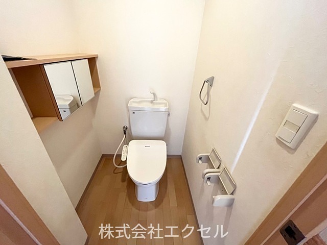 拡大写真:ペアウッド 2階207のトイレ
